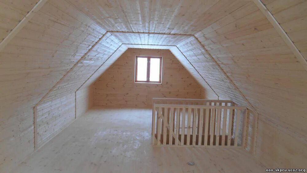 Каркасная мансарда. Мансардный этаж в деревянном доме. Каркас мансардного этажа. Стропильная система трёхфронтонной крыши. Стройка мансарды.