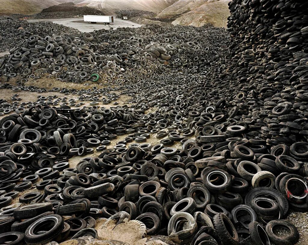 Утилизация отходов шин. Edward burtynsky oil. свалка покрышек. автомобильные покрышки свалка. утилизация автомобильных шин.