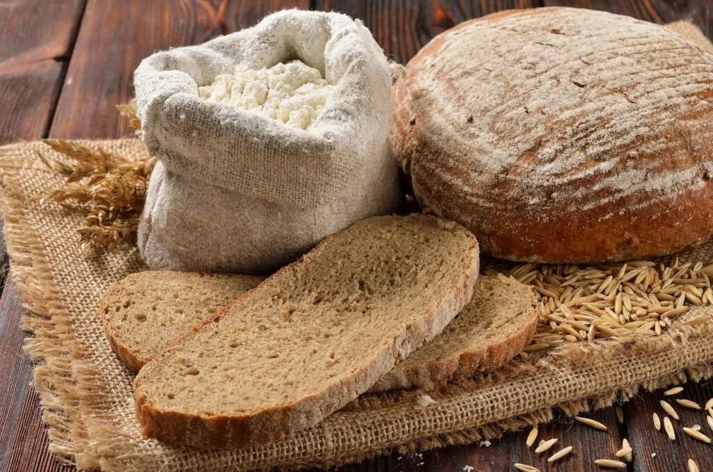 Амарант хлеб. Ржаной хлеб. СИБХЛЕБ из ржаной муки. Хлебобулочные изделия в муке.