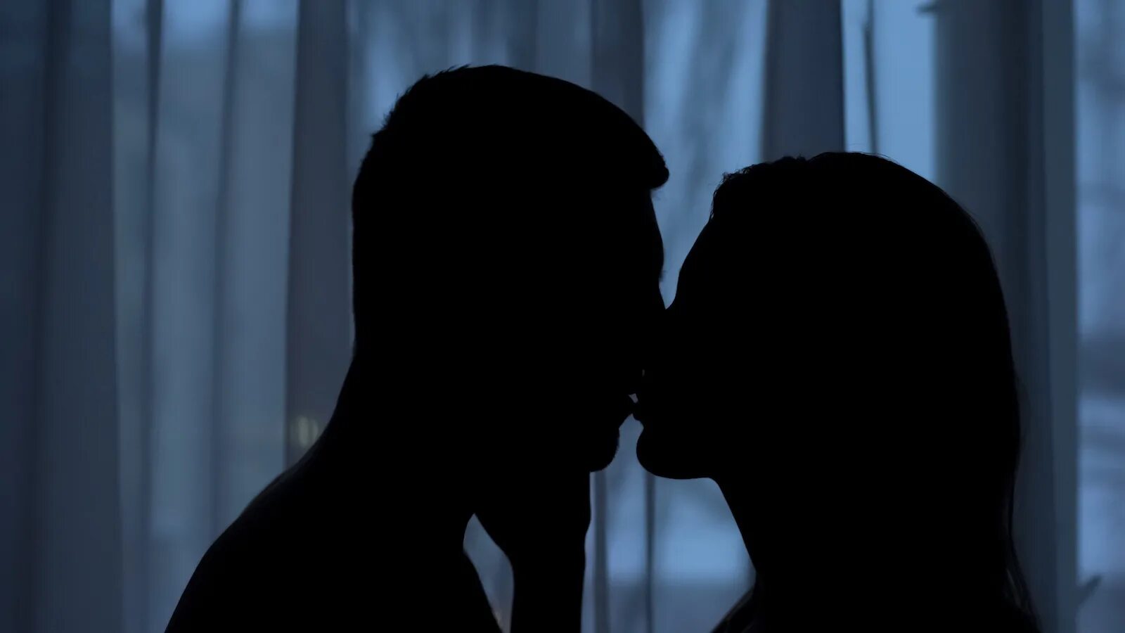 Kiss the night. Поцелуй в темноте. Мужчина и женщина в темноте. Парень с девушкой в темноте. Страстный поцелуй в темноте.