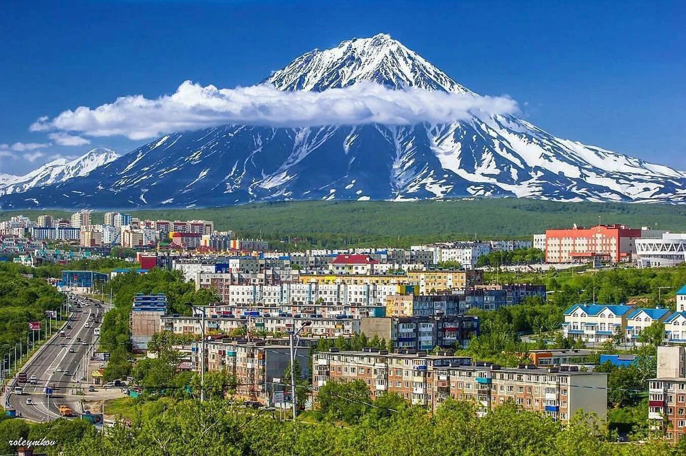 Дальний восток петропавловск-камчатский. Петропавловск-камчатский 1740. Центр петропавловска-камчатского. Авачинская сопка петропавловск-камчатский. Город елизово аэропорт.