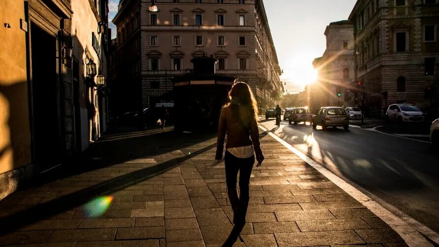 Thunderbolt mtg. Гулкий. Национальный парк долины цветов, уттаракханд. Прогулочная ходьба. Мужчина оглядывается.