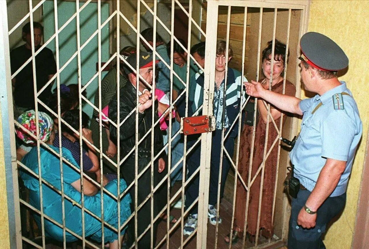Кпз обезьянник. Обезьянник в полиции это. Люди в обезьяннике. Камера административно задержанных. Кпз камера предварительного заключения.