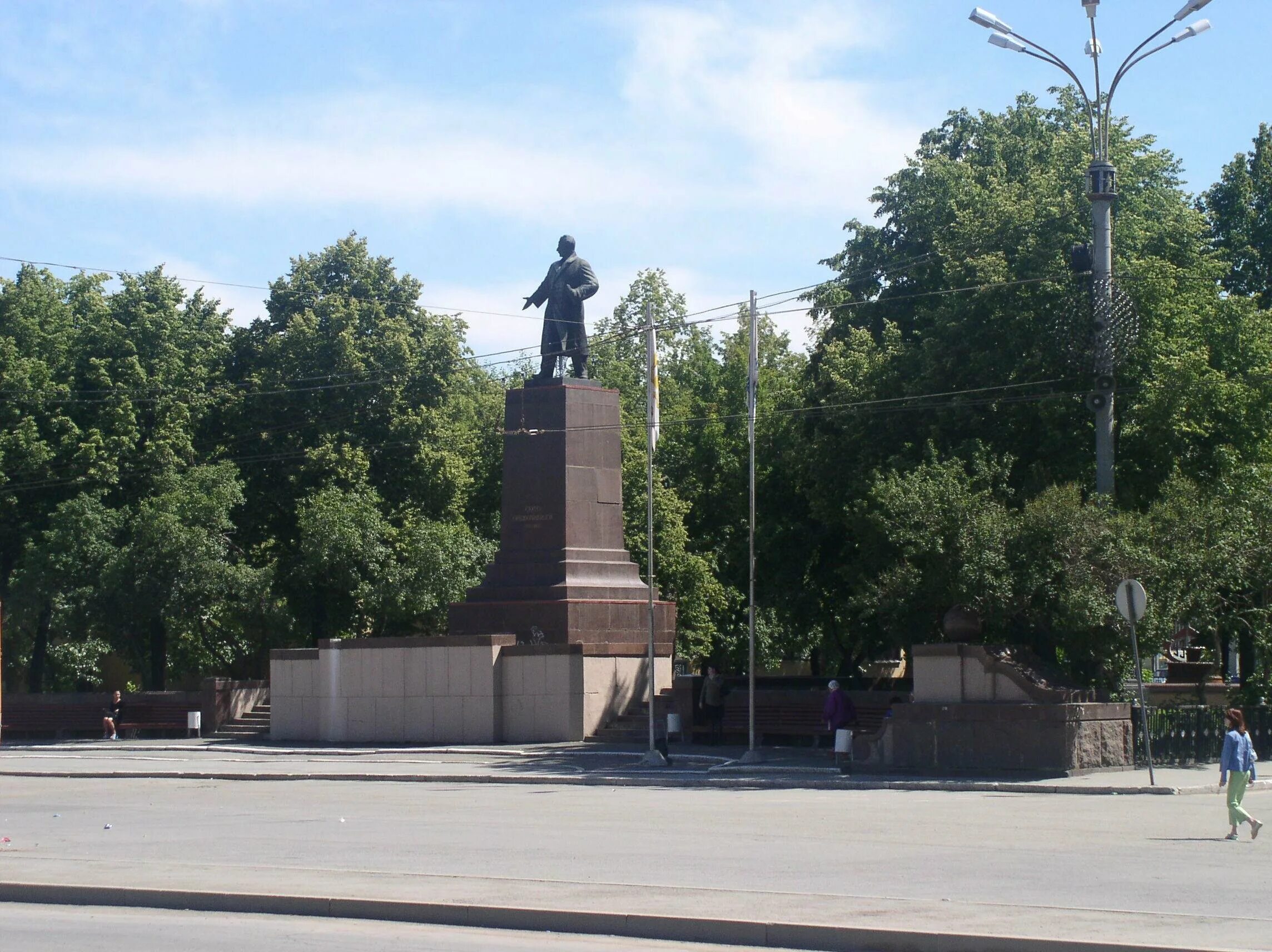 Площадь пятилетки уралмаш. Памятник серго орджоникидзе екатеринбург. уралмаш памятник серго орджоникидзе. памятник серго орджоникидзе екатеринбург уралмаш. серго орджоникидзе площадь уралмаш.
