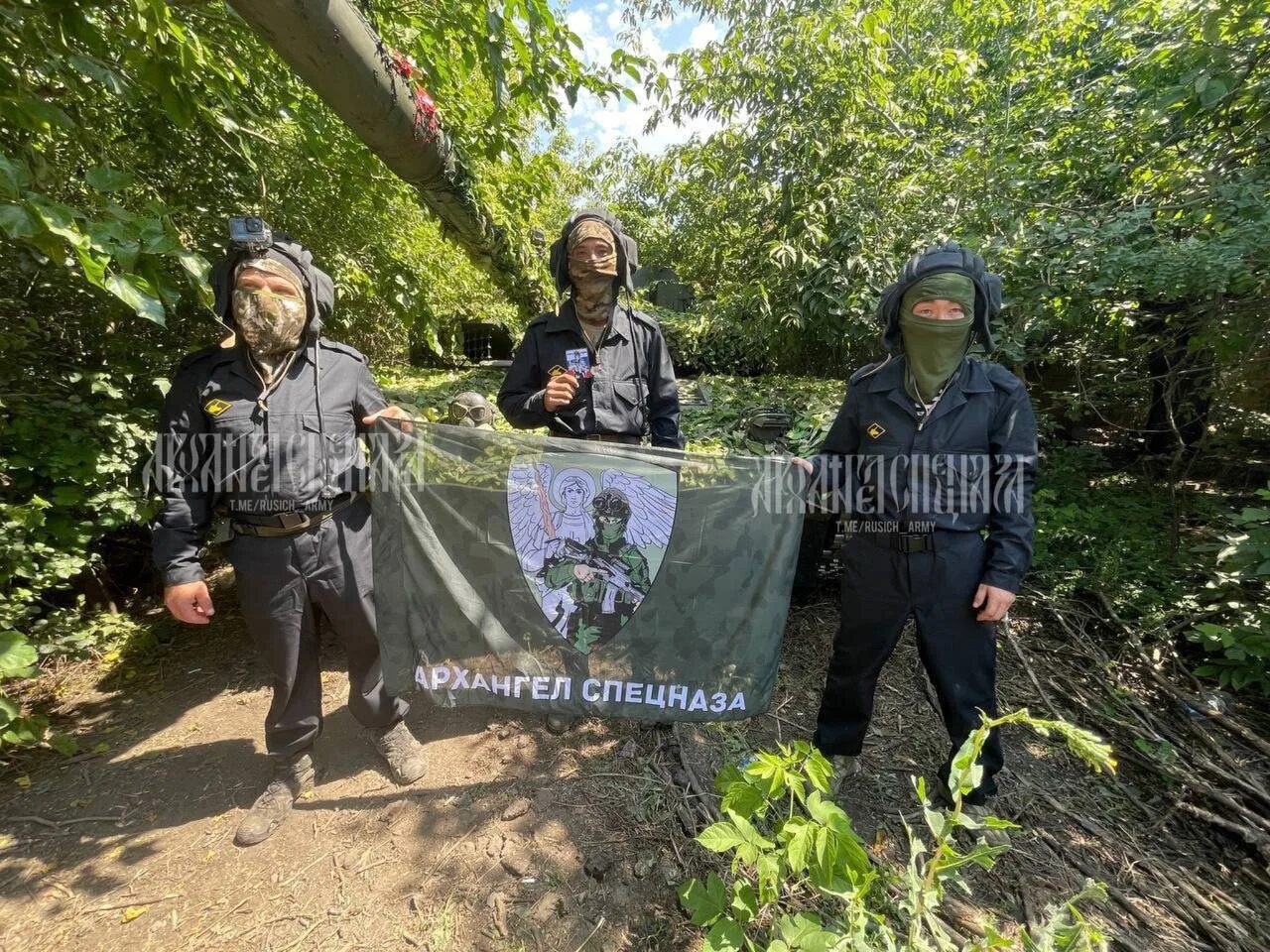 Танк алеша награждение. Герои танкисты. Экипаж танка алё ша. Экипаж танка Алеша. Танковый экипаж Алеша.