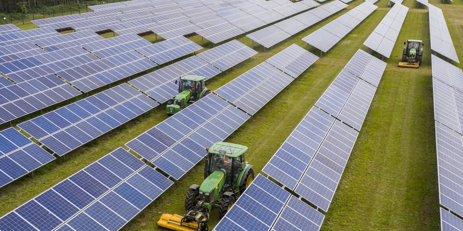 Солнечные панели в Германии. Solar Farming. Farmer with Solar. Solar Farm BNB Crypto.