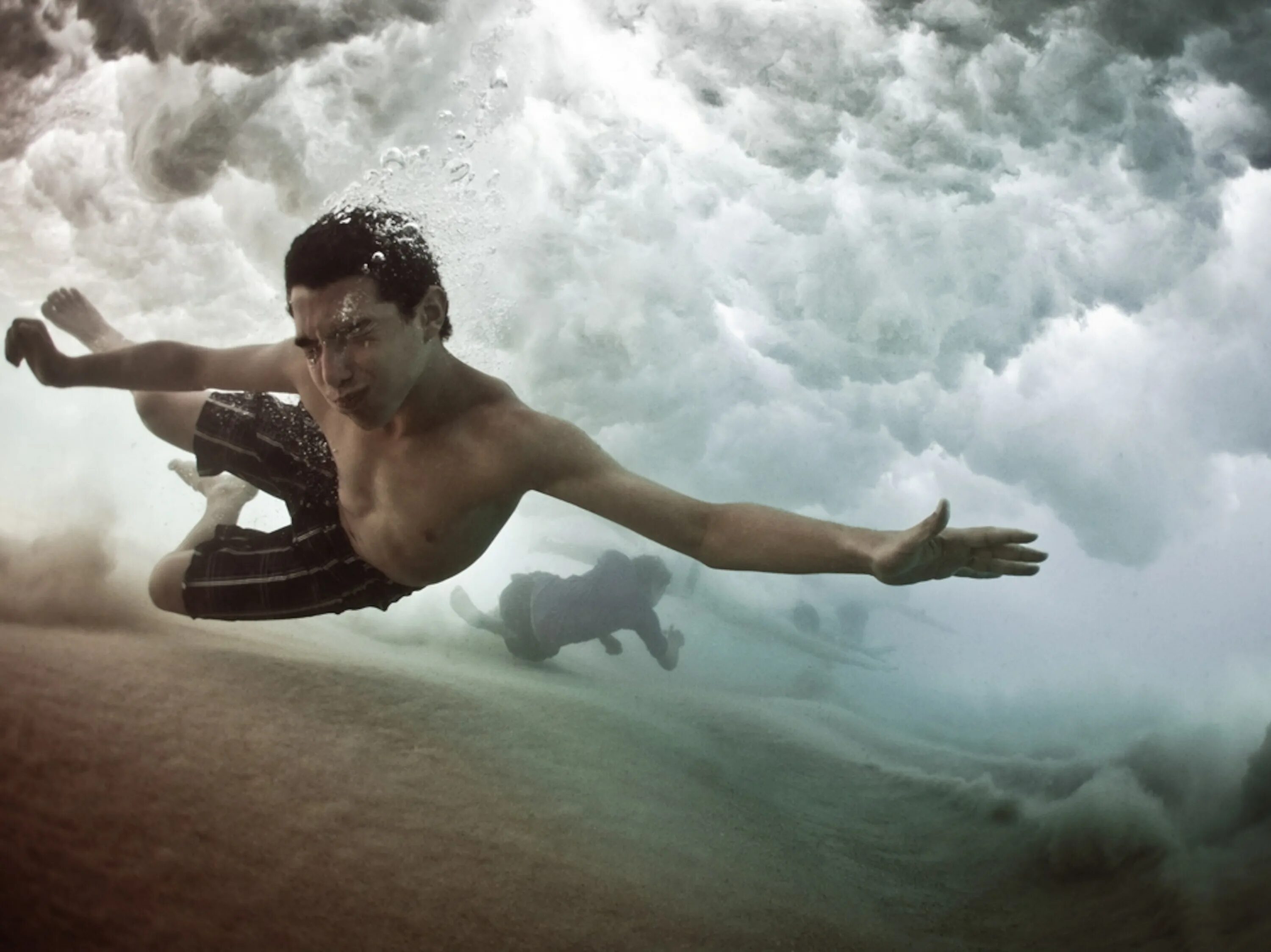 Поды человека. Необычные фотографии. Мужчина в прыжке. Мужчина в воде. Человек под волной.