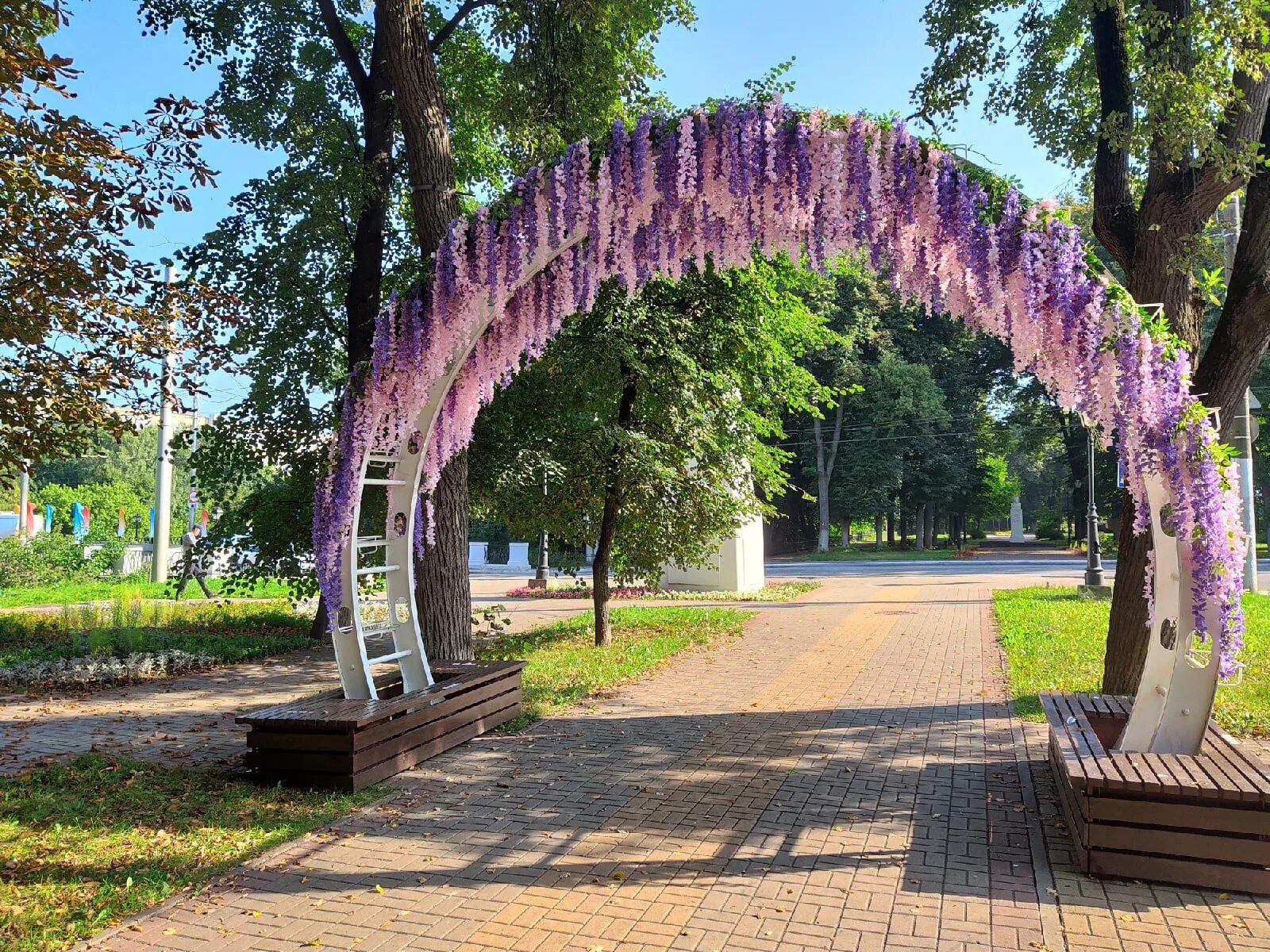 Королев арка. Золотая аллея Калуга. Арка сквер Калуга. Сквер Золотая аллея Калуга. Золотая Липовая аллея в Калуге.