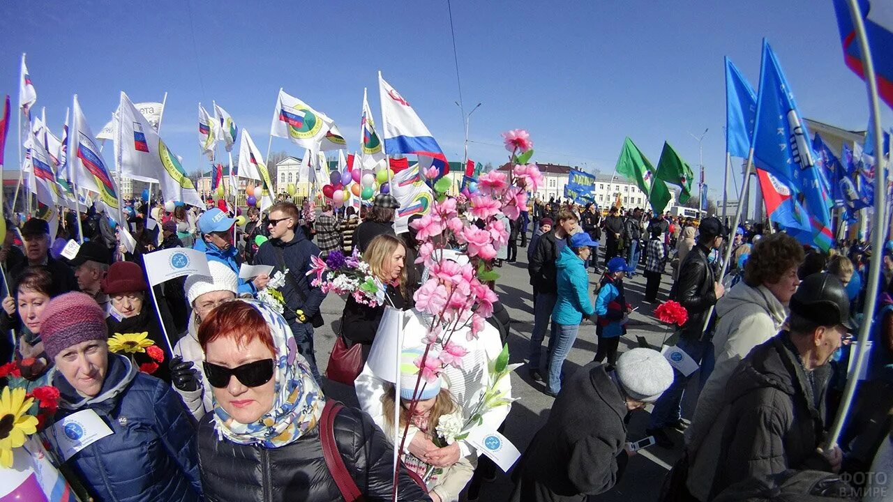 День труда. Первомай в России фото. • Митинги трудовые. Цветы на 1 мая своими руками на демонстрацию.