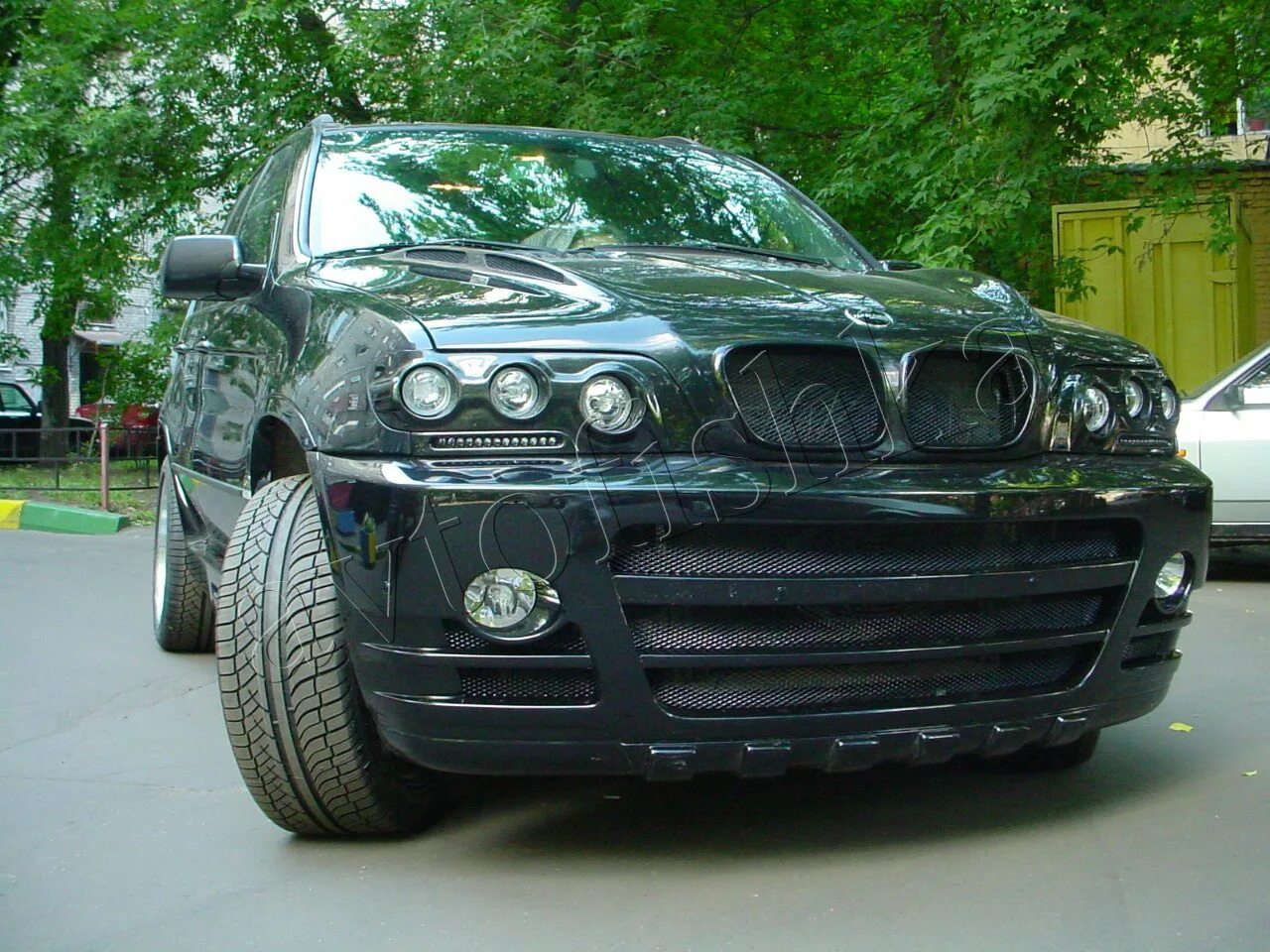 Е53 рестайлинг бампер. Bmw x5 e53 зеленый. обвес тарантул бмв х5 е53. bmw x5 e53 обвес. bmw x5 e53 темно зеленый.