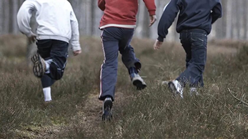 Подросток убегает. Ребенок сбежал. Дети убегают из дома. Дети убегают в страхе.
