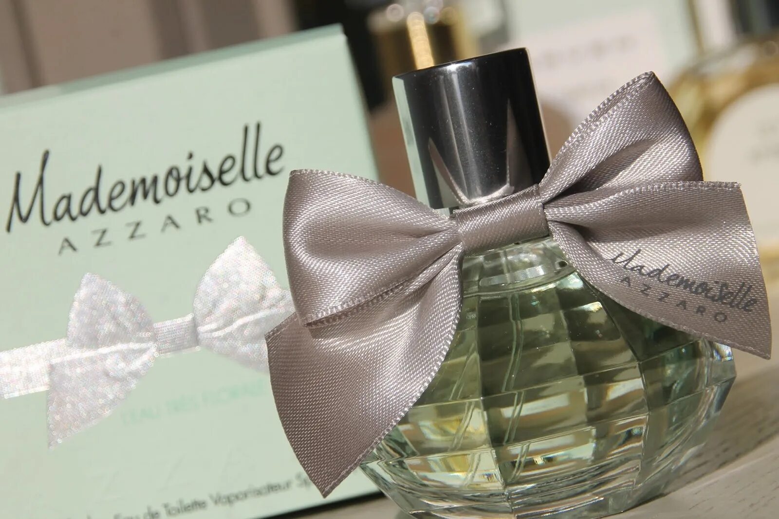 Туалетная вода mademoiselle azzaro. Азаро мадмуазель зеленые. Azzaro Mademoiselle EDT 30ml. Духи мадемуазель азаро зеленые. Туалетная вода Azzaro Mademoiselle l'Eau tres Florale.