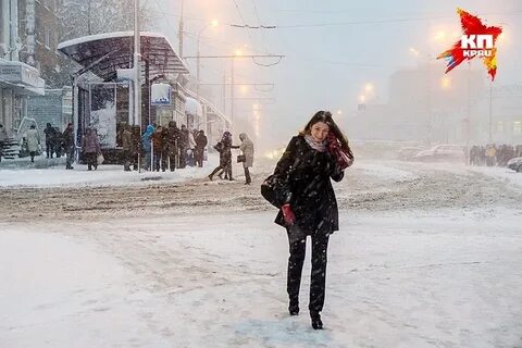 На улице снежок поднял воротничок