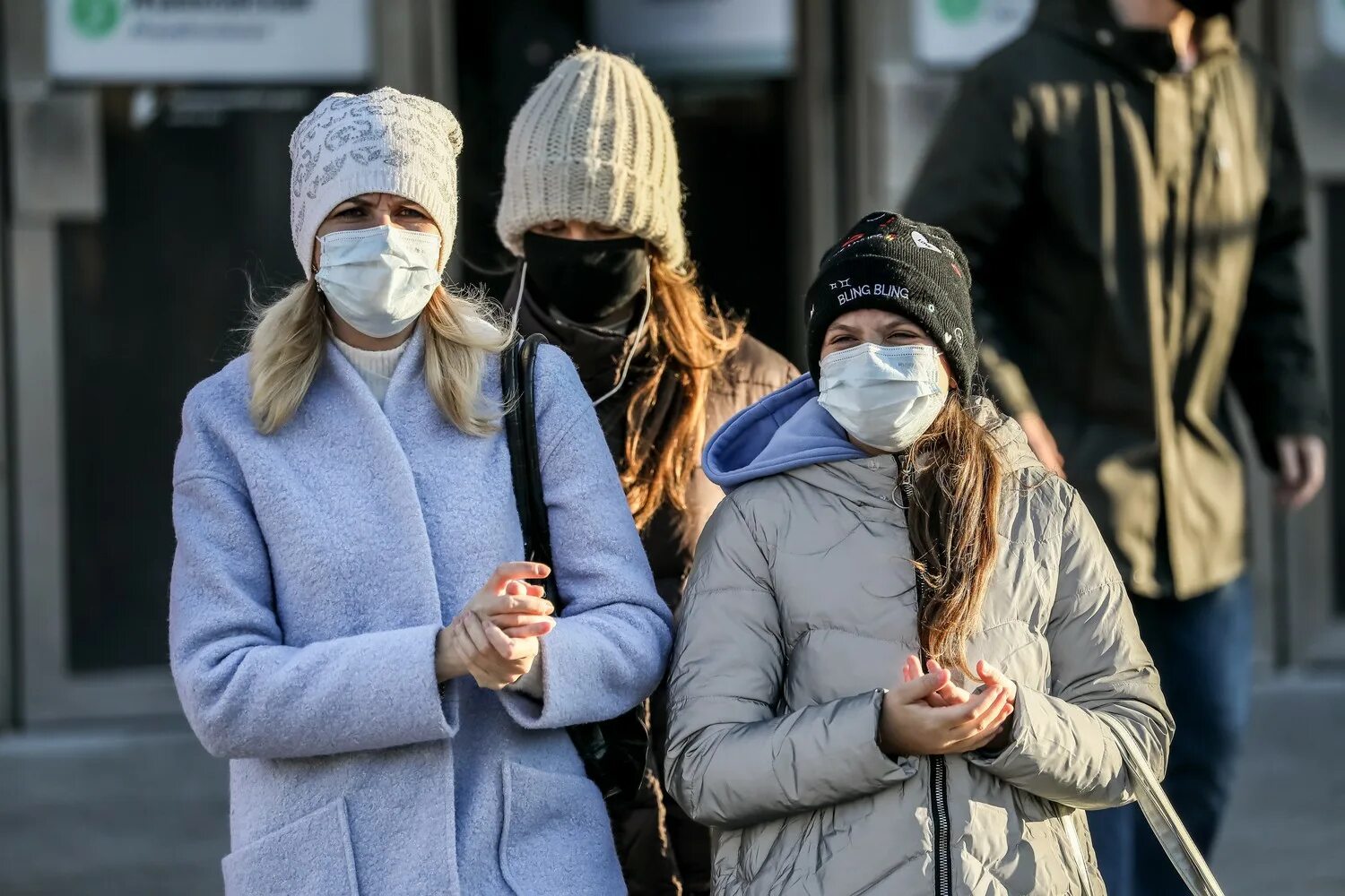 Маска грипп. Свиной грипп люди в масках. Люди в масках грипп грипп. Маски отменили.