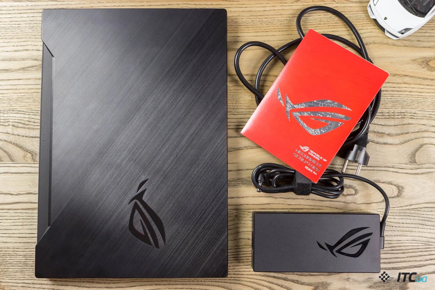 Наклейка asus. ASUS ROG Zephyrus Duo 15 gx550lxs-hf150t. ASUS ROG Zephyrus Duo 15 se. Батарея ASUS ROG Zephyrus s gx502gw. ASUS Zephyrus крышка.