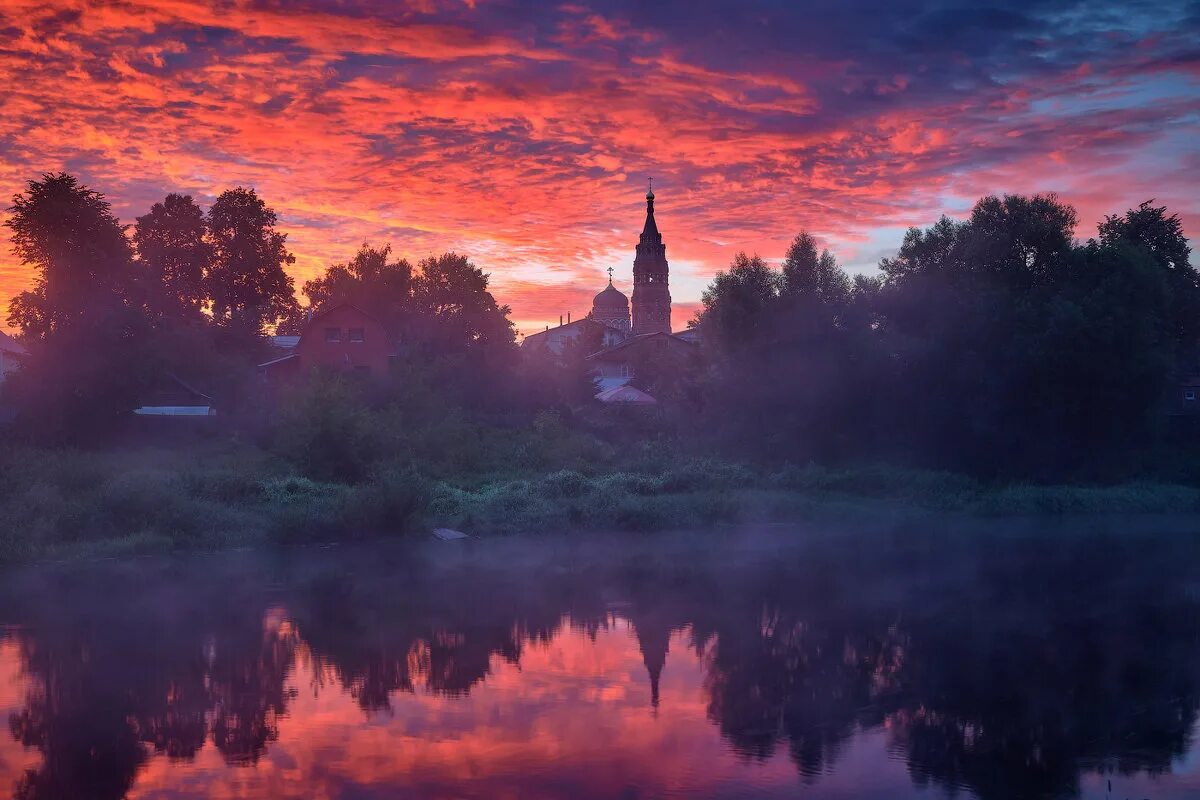 летний закат. малиновая заря. малиновый закат. розово фиолетовый пейзаж.