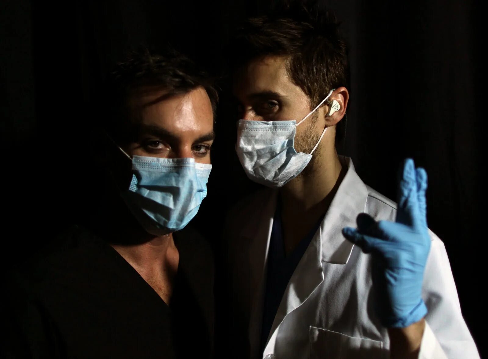 Night doctors. Маска медицинская. Медбратья в масках. Три мужика с медицинскими масками. Фото двух медбратьев.