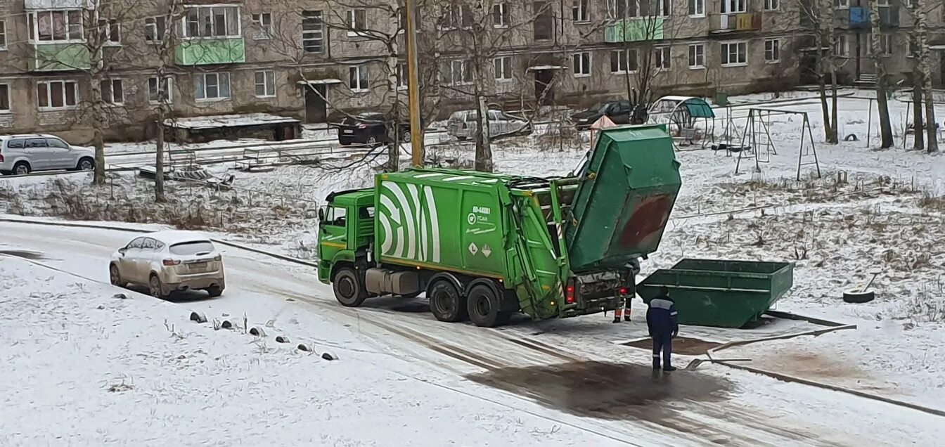 Тко старый. Зеленый мусоровоз. Мусоровоз в деревне. Вывоз мусора. Экотранс вывоз мусора.