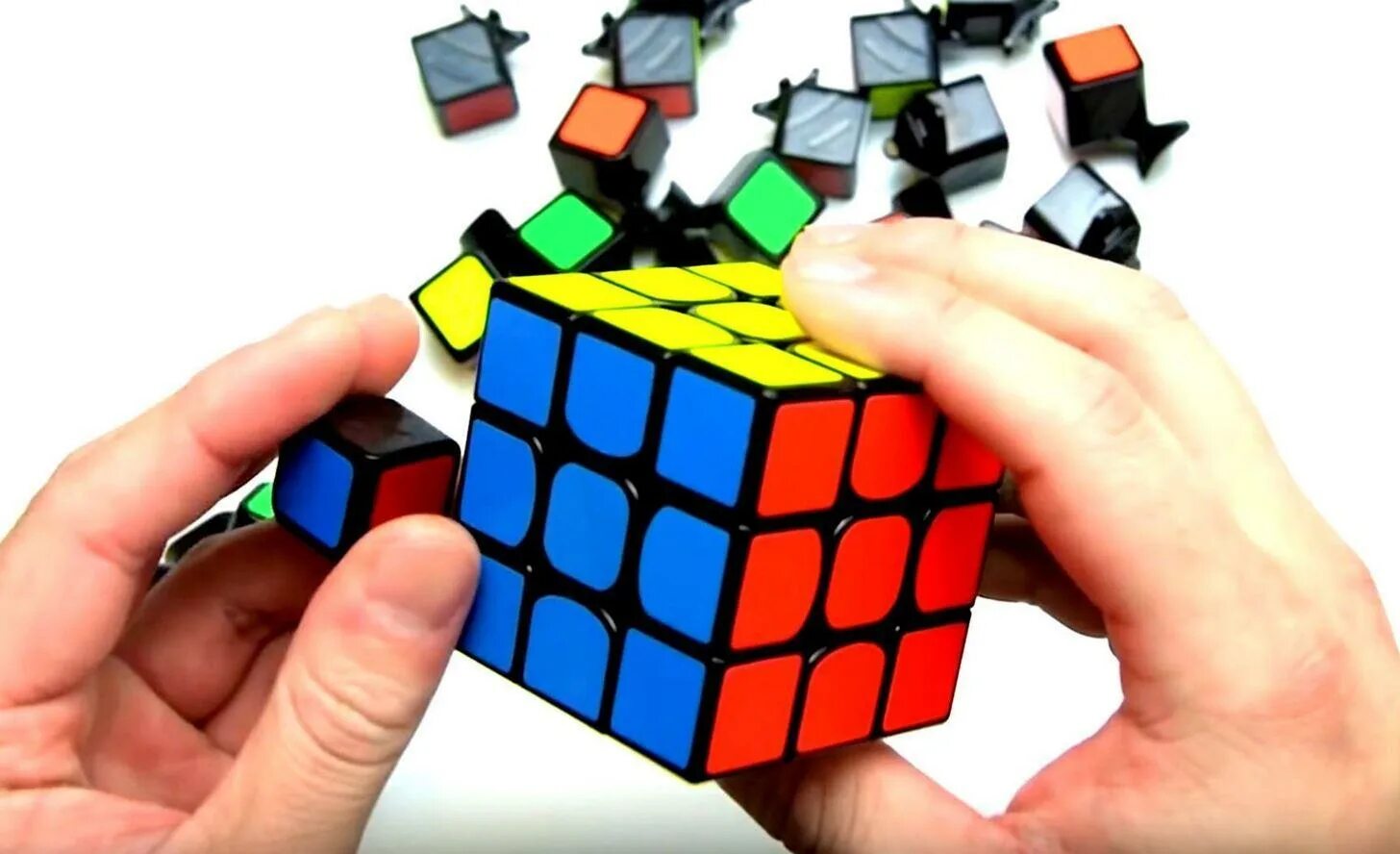 Solving rubik s. Кубик рубик. rubik s cube. solving rubik&#039;s cube. держит кубик рубика.