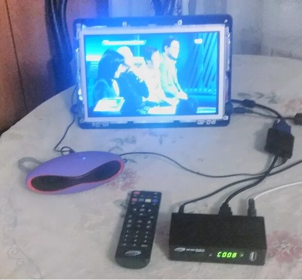 ДНС т2 приставки с ВГА. Монитор с ТВ тюнером DVB-t2. DVB-t2 приставка , на мониторе. Цифровая приставка для монитора.