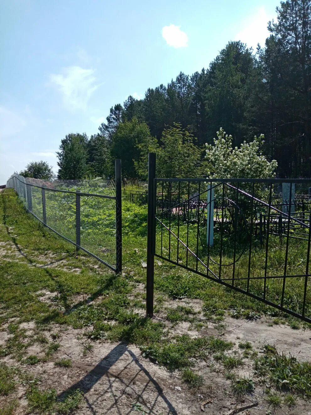 Забор по периметру. Забор на кладбище. Входные ворота на кладбище. Забор для кладбища для ограждения. Ограждение кладбища по периметру.
