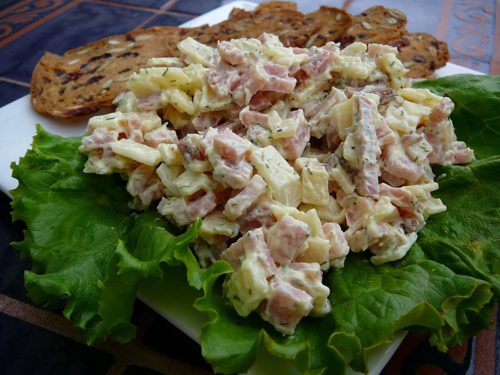 Салат с ветчиной и грибами. Салат с курицей и ветчиной. Салат с ветчиной и сыром. Салат ветчина сыр. Салат помидор сыр чеснок сухарики