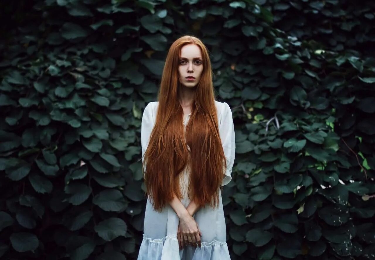 Маленькая худая рыжая. Длинные рыжие волосы. Девушка с рыжими волосами. Девушка с длинными рыжими волосами. Рыжие прямые волосы.