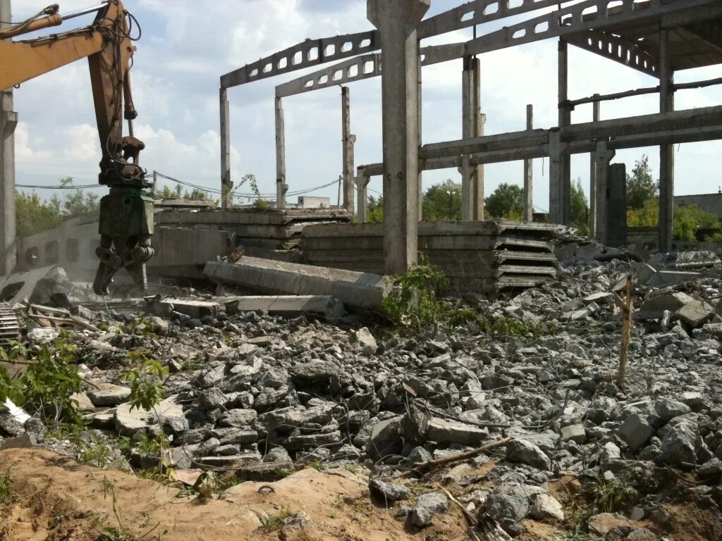 Демонтаж жб конструкций. Демонтаж стройка. Демонтаж железобетонных конструкций. Жби бу с ферм. Демонтаж зданий.