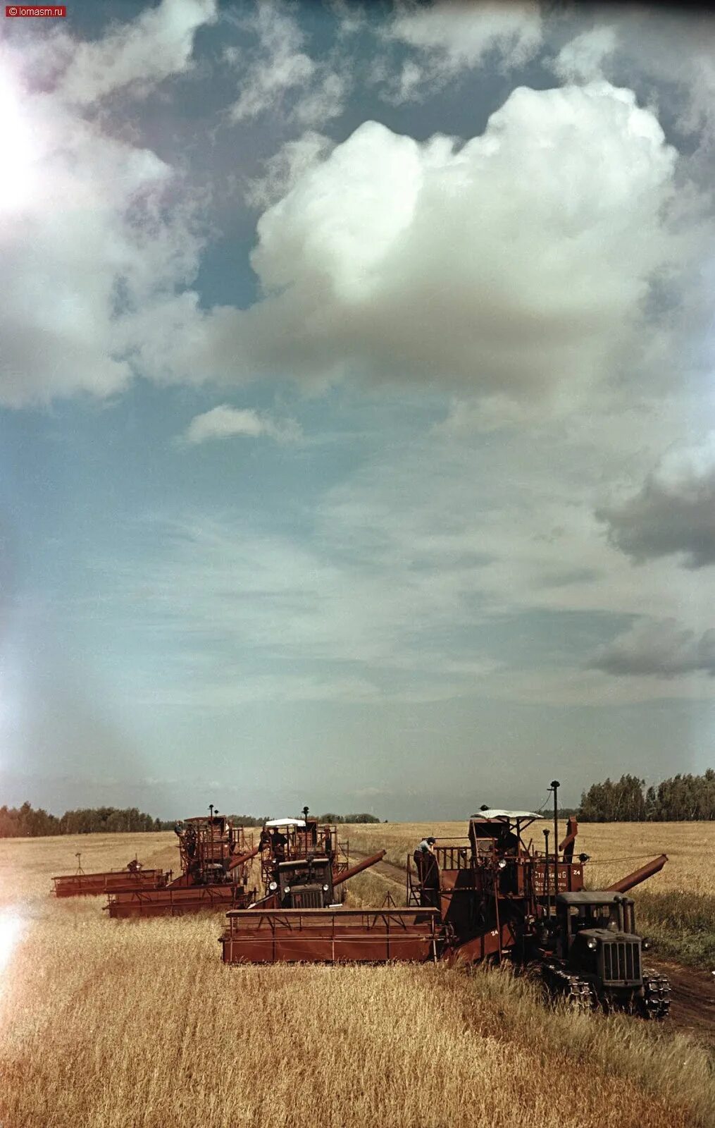 Советская уборочная страда ссср. Комбайн сталинец 1. Комбайн с4 зерноуборочный. Комбайн нива ск4 уборка зерновых. Сельское хозяйство в 70е годы в ссср.