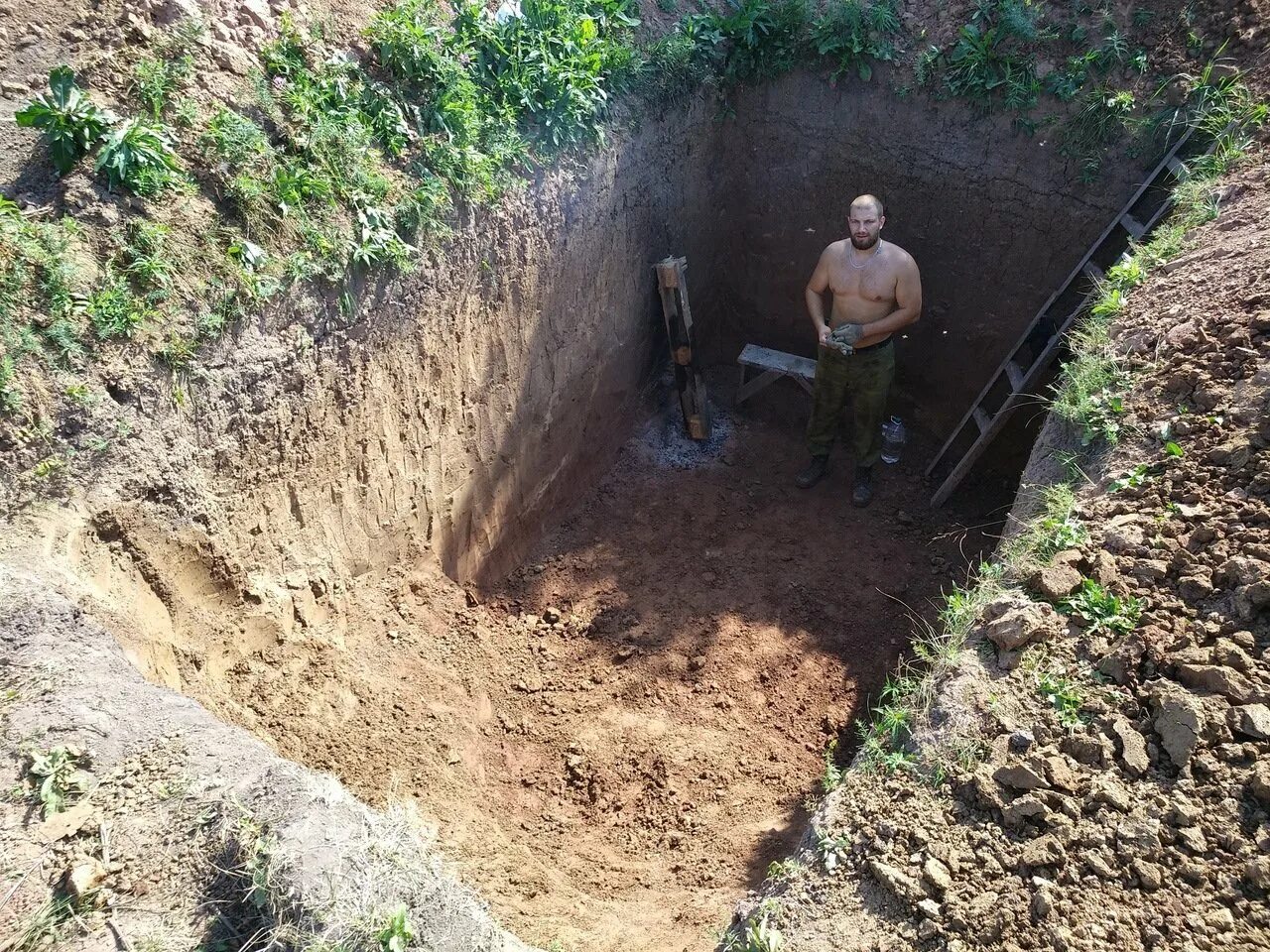 Делать в земле углубление. Копать бункер. Выкопать бункер. Небольшой бункер под землей. Копание бункеров.