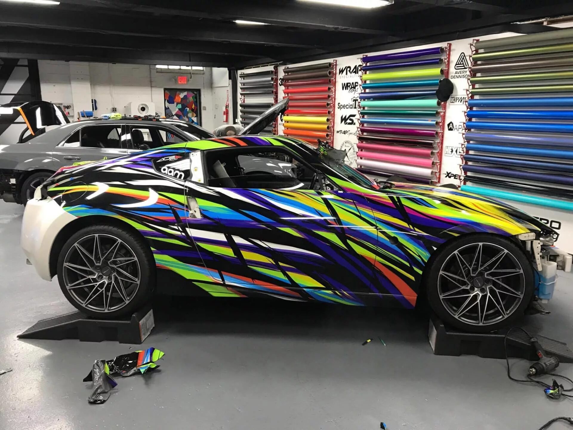 Винилография. Додж веном винил. Винила на авто. Виниловые наклейки на авто. Volkswagen golf 5 винил.