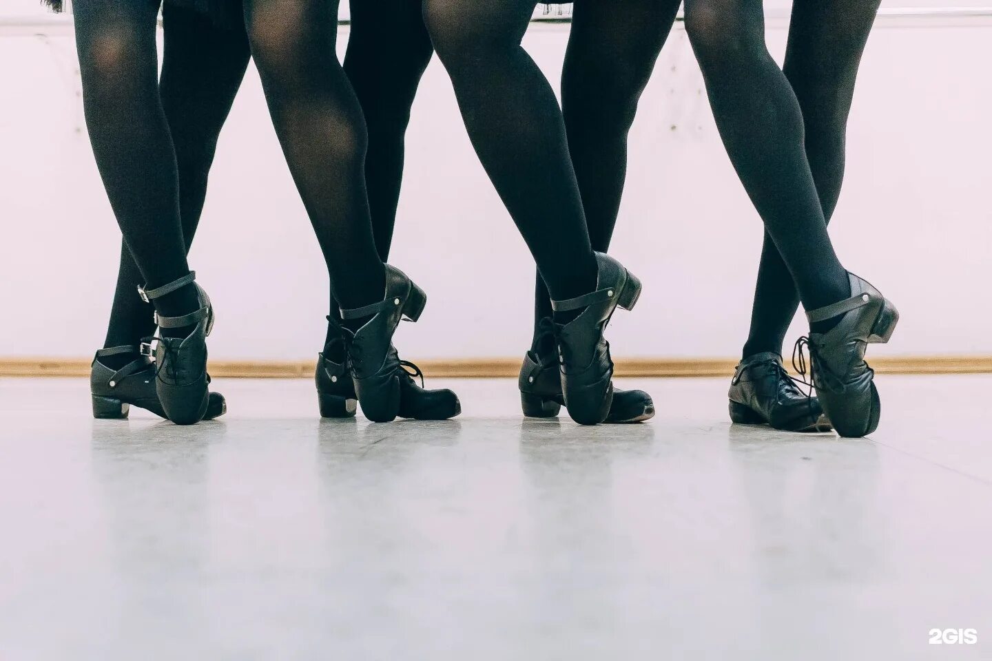 бальные танцы ноги. степ ирландский танец. задрала ногу в танце. танцуют ногами как называется. света хабарова шаффл.