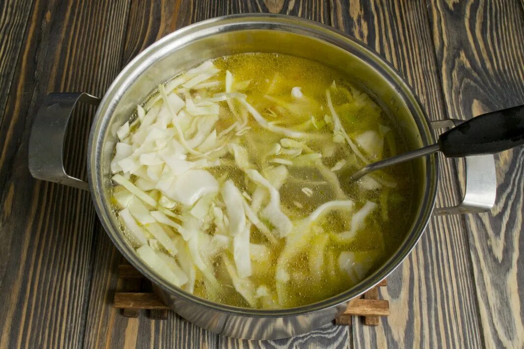 Приготовление свежей капусты с мясом. Щи из свежей капусты. светлые щи. щи из свежей капусты с говядиной. щи светлые из свежей капусты.