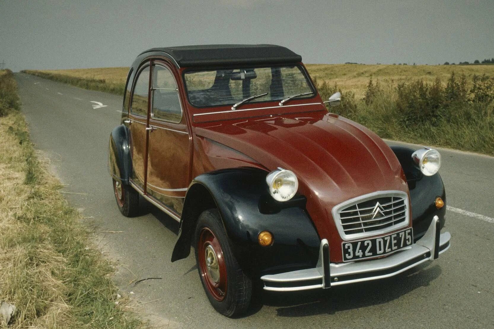 Старый ситроен. Ситроен с2 1960. Старый ситроен. Ситроен 2cv модель. Ситроен 2cv модель.