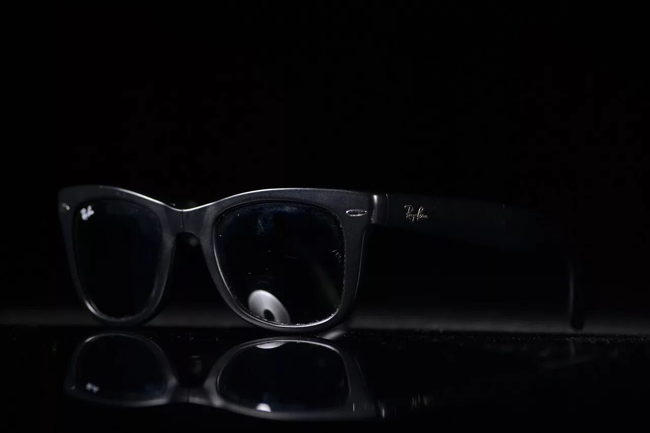 Круглые темные очки. Оправа на черном фоне. Очки для фотошопа. Очки. Ray ban баннер.
