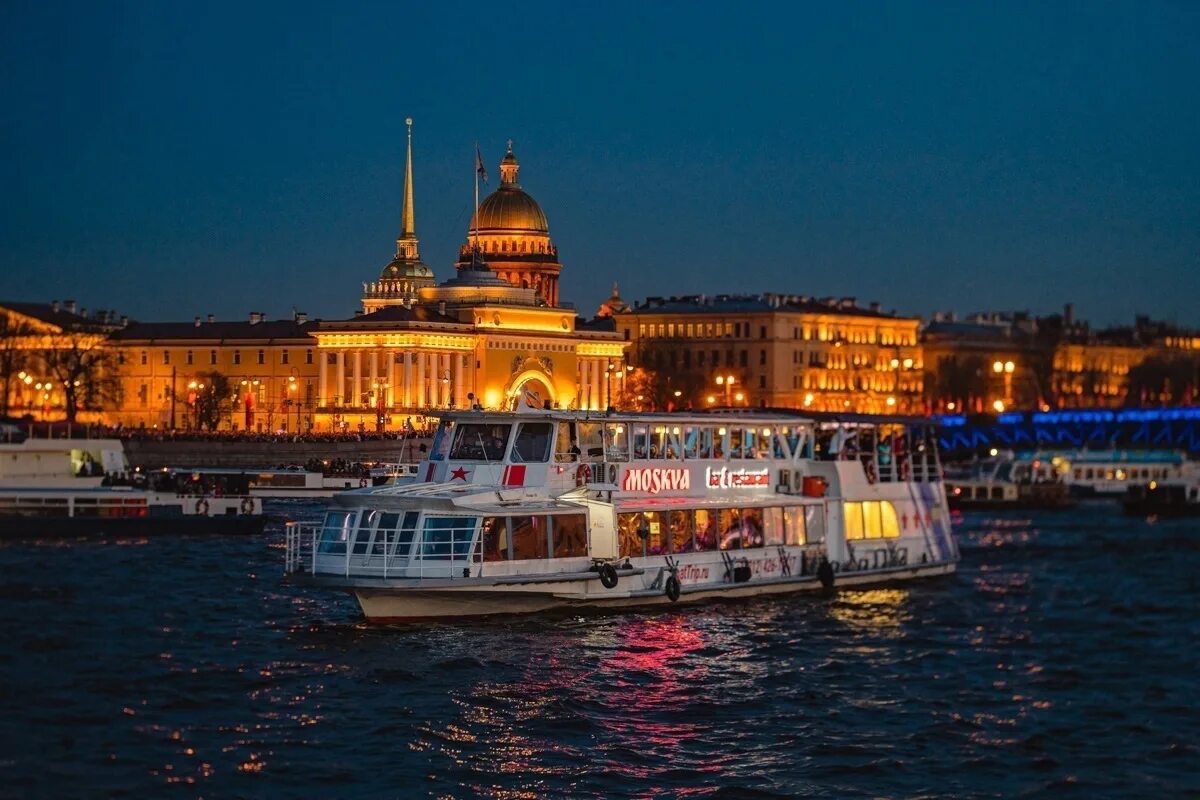 Ездила в питер. Речные прогулки по Неве в Санкт-Петербурге. Санкт-Петербург теплоход по реке Неве. Питер теплоходные экскурсии. Прогулка на теплоходе в Питере.