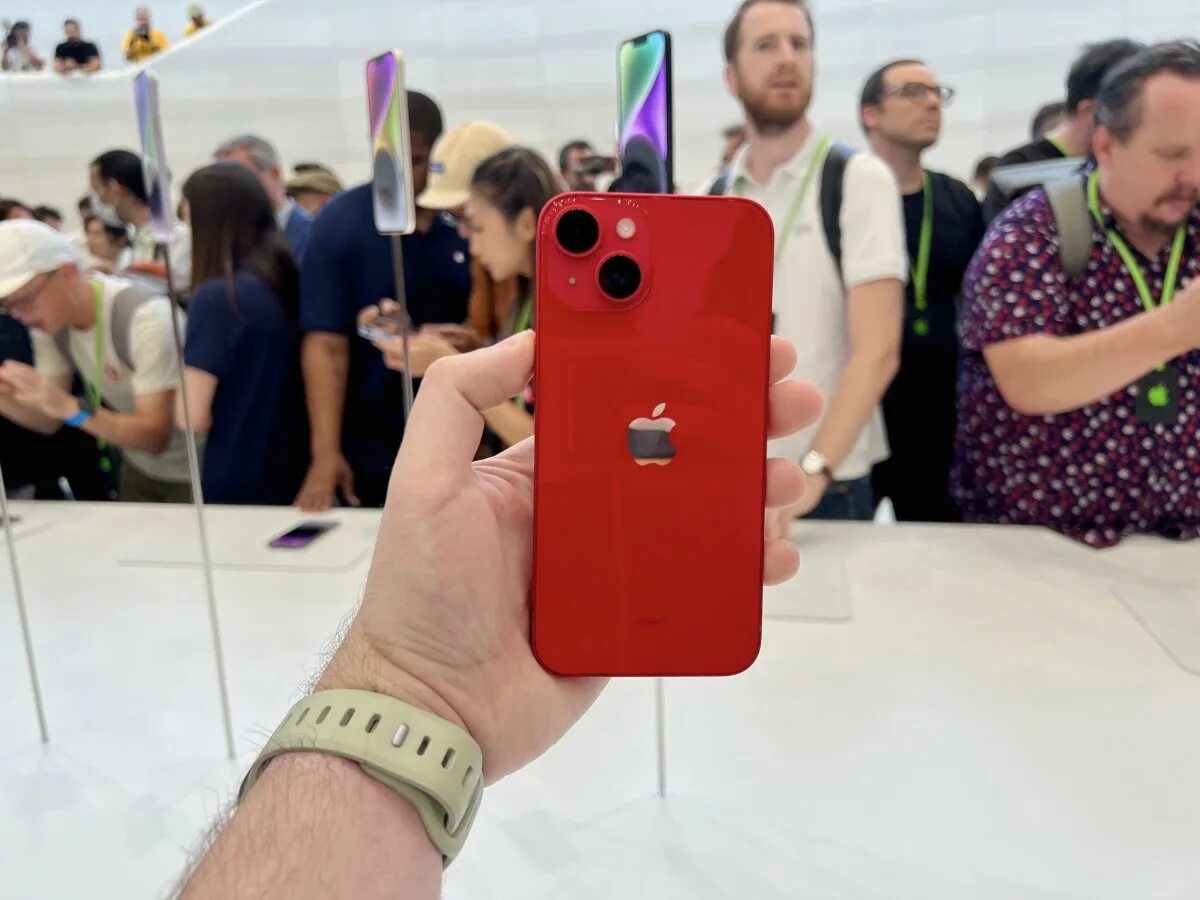 Iphone 14 plus dual. Айфон 14 red. айфон 14 plus red. айфон 14 красный. айфон 14+ красный.
