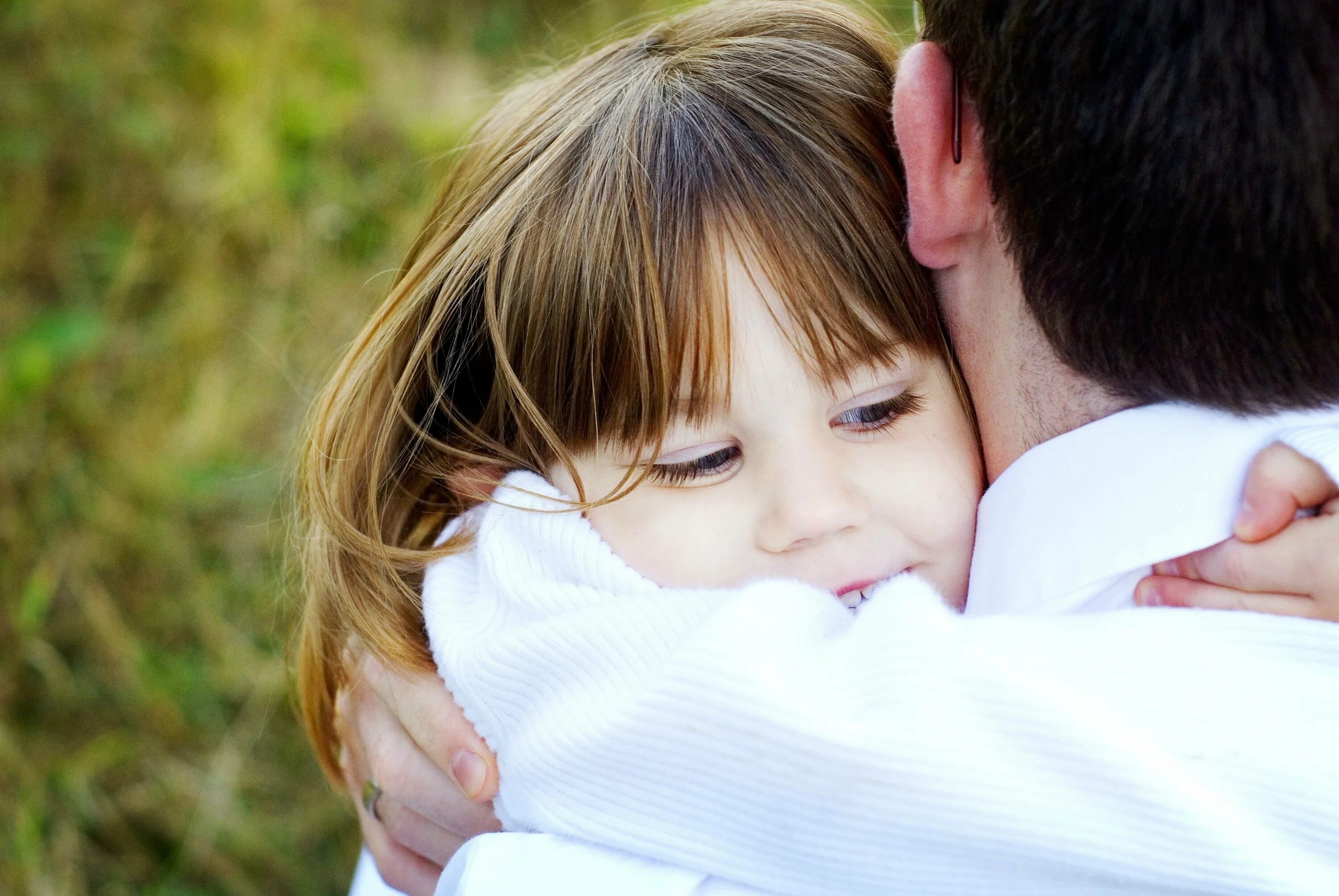 Привязанность к отцу. Обнимает ребенка. Объятия родителей и детей. Любовь к ребенку. Отец обнимает ребенка.