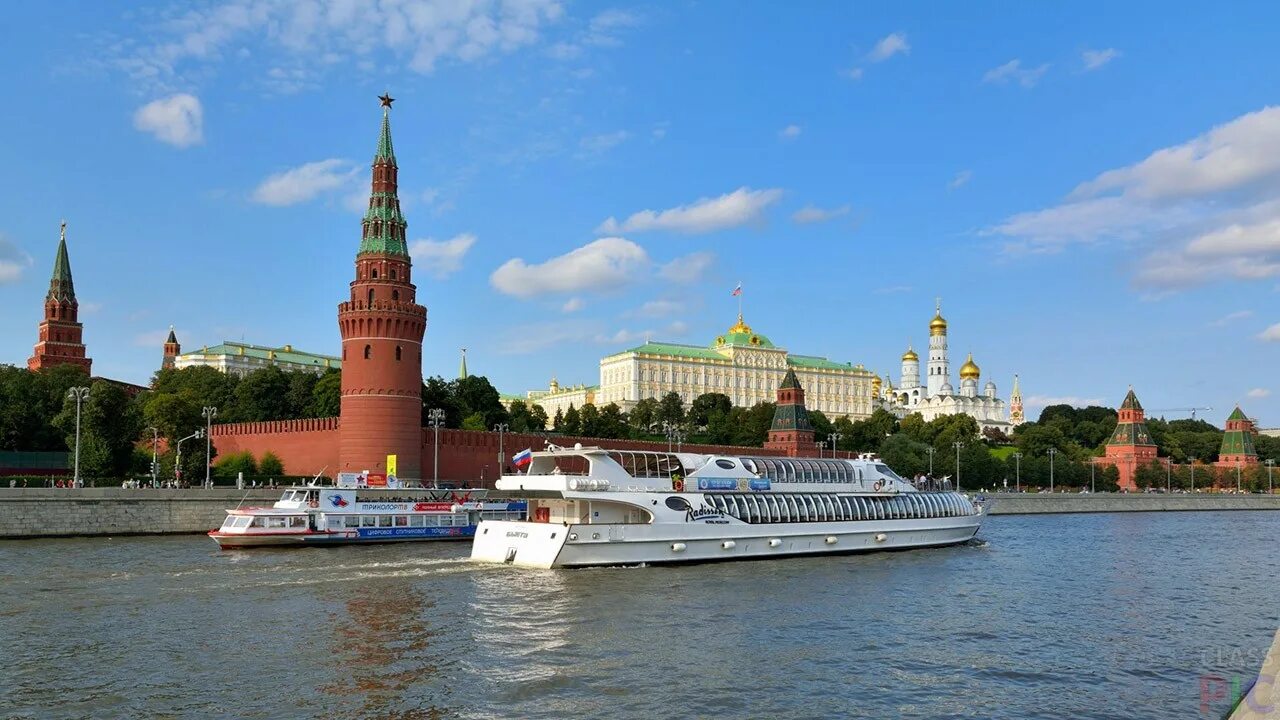 2 реки в москве названия. Москва река Кремль. Берег Москва реки вид на Кремль. Московский Кремль с реки. Можайский Кремль и Москва река.