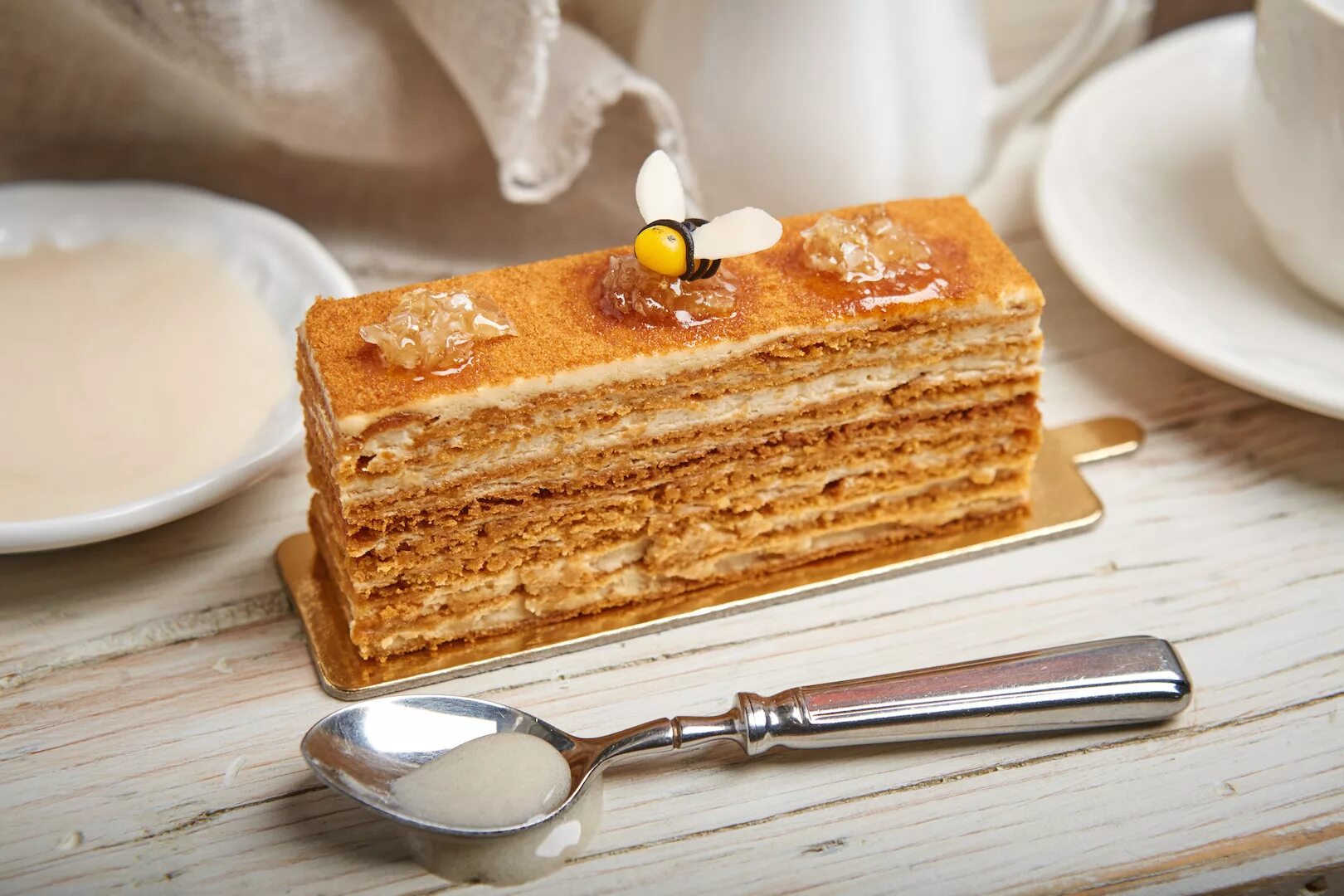 Торт медовик классический с заварным кремом. Медовик классический со сгущенкой. Медовый торт с заварным кремом. Пирожное медовик.
