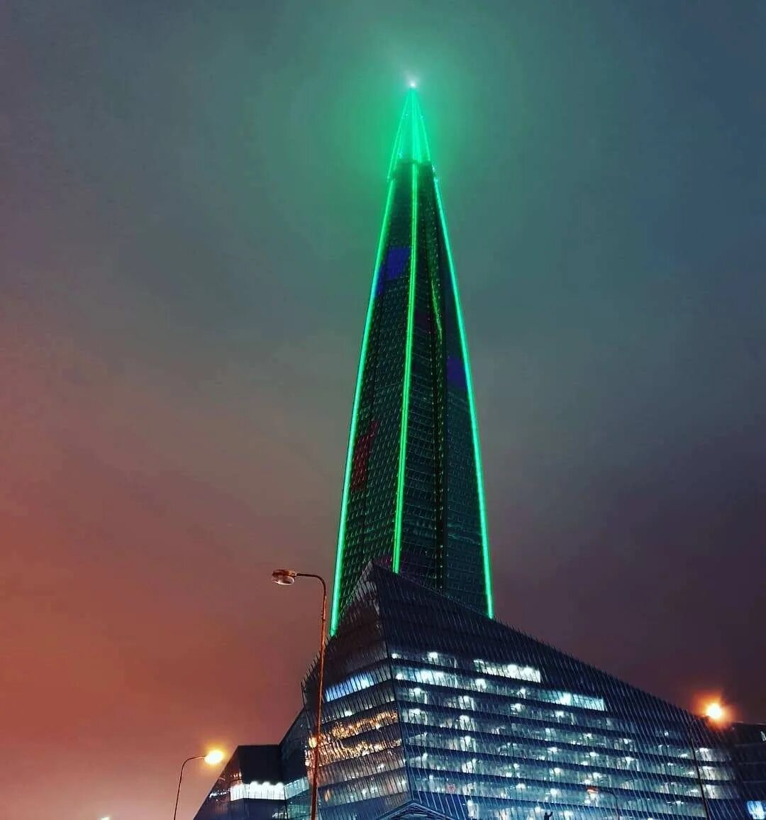 Светящееся здание. Лахта башня. Лахта центр зеленая подсветка. Лахта башня Саурона. Башня Лахта центр Санкт-Петербург ночью.