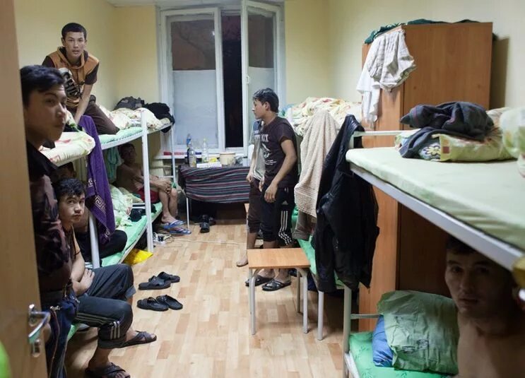 Плохое общежитие. Общежитие гастарбайтеров. Таджики в общежитии. Мигранты в комнате.