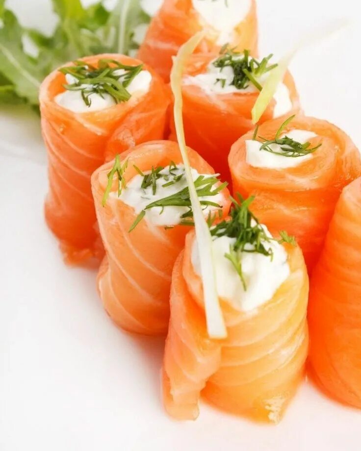 Рулет из семги с творожным сыром. Рулет из семги слабосоленой. Канапе с икрой и севрюгой. Рулетики из семги и сыра фета. Семга со сливочным сыром.