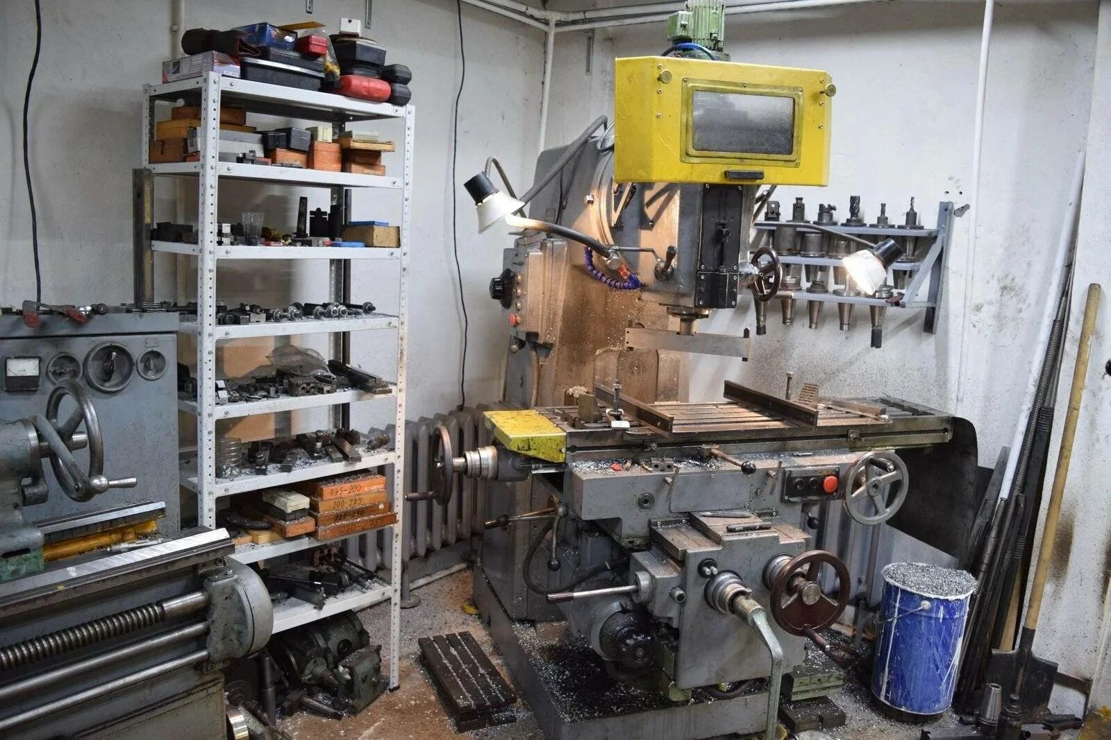 Токарный цех в гараже. Токарный станок по металлу для гаража в мастерской. Станки для мастерской. Токарная мастерская в гараже. Токарный станок в цеху.