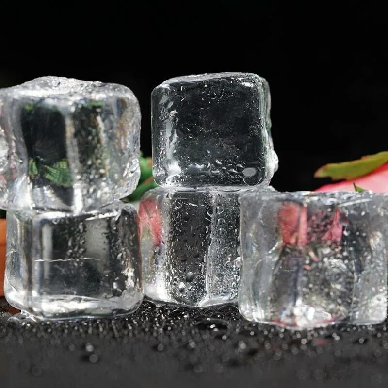 Сколько кубиков льда. Кубики льда. Ледяной кубик. Коктейль с кубиками льда. Холодильник с кубиками льда.