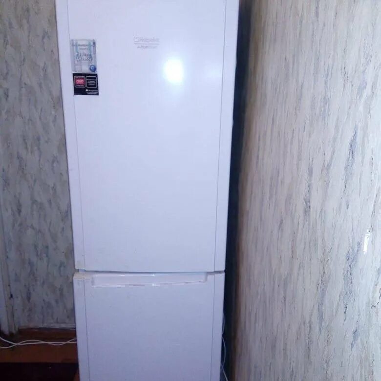 Hotpoint ariston 4200 w. Холодильник хот поинт Аристон 110r037d034. Холодильник хот Пойнт Аристон RMUP 1000xh. Холодильник хот Пойнт Аристон модель r600a НВГ. Холодильник хот Пойнт Аристон RMTA 1167.