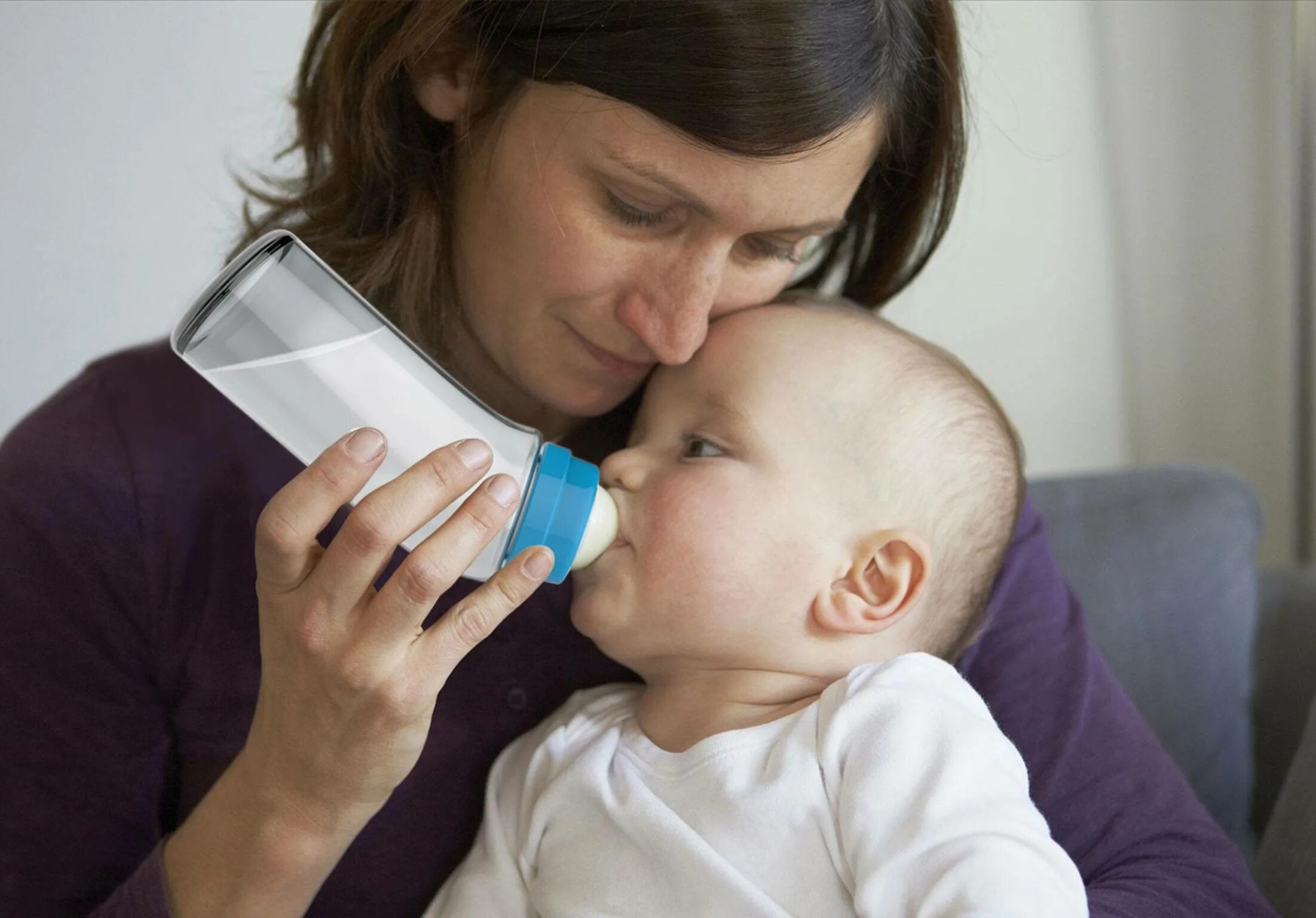 Мама молоко. Мама кормит ребенка из бутылочки. Ребёнок пьёт молоко у мамы. Ребенок пьет молоко матери.