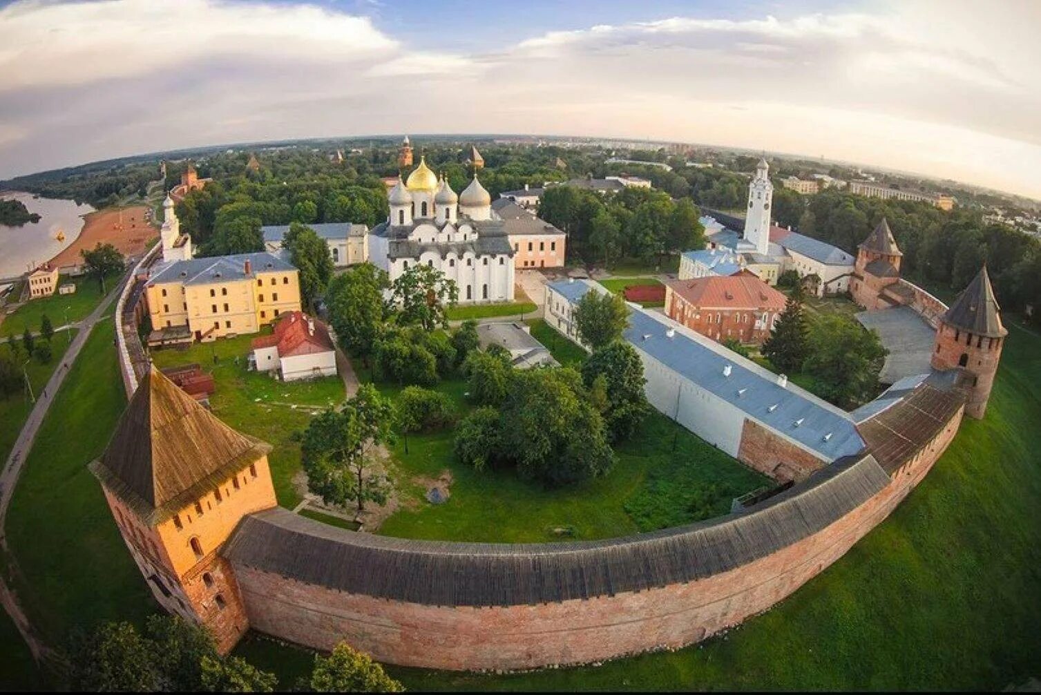 В каком новгороде кремль. Новгородский кремль детинец. великий новгород детинец кремль. новгородский кремль в новгороде. новгородский кремль детинец вид сверху.