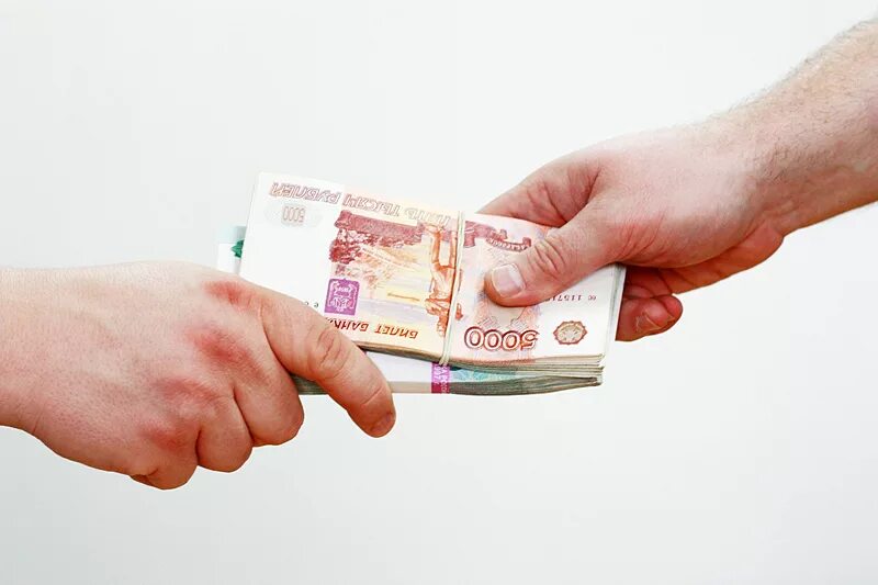 Передача денег родственникам. Передача денег в руки. Деньги в руках. Руки передают деньги. Передача денег рубли.