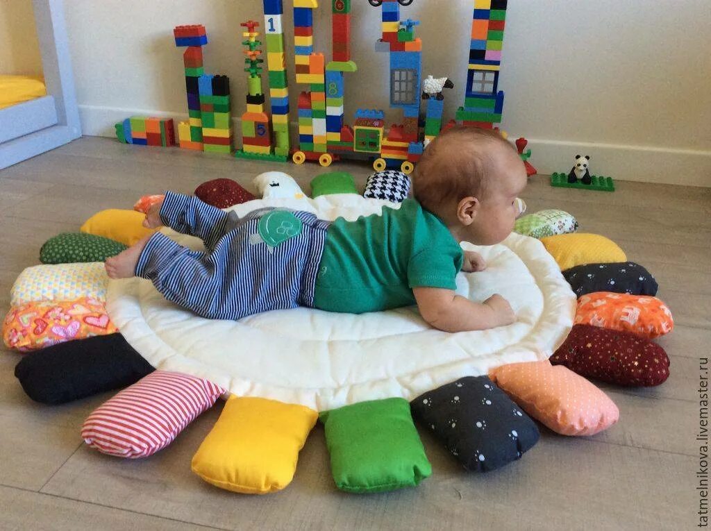 Какие игрушки нужны ребенку для развития. Развивающий коврик Монтессори. Коврик развивающий для малышей. Игрушки для детей до 1 года. Коврик для новорожденных с игрушками.